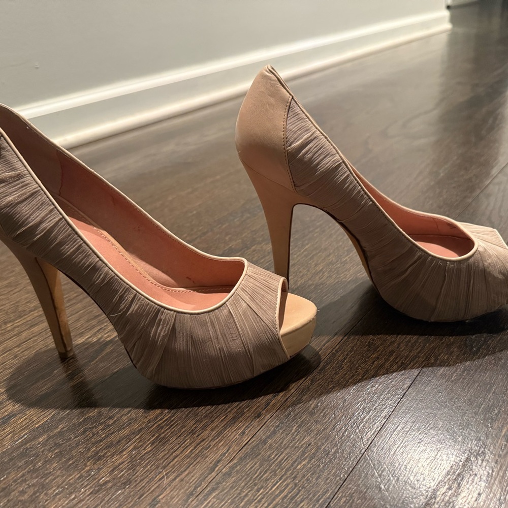 Vince Camuto Tan Peep-Toe Heels (38 / 8)